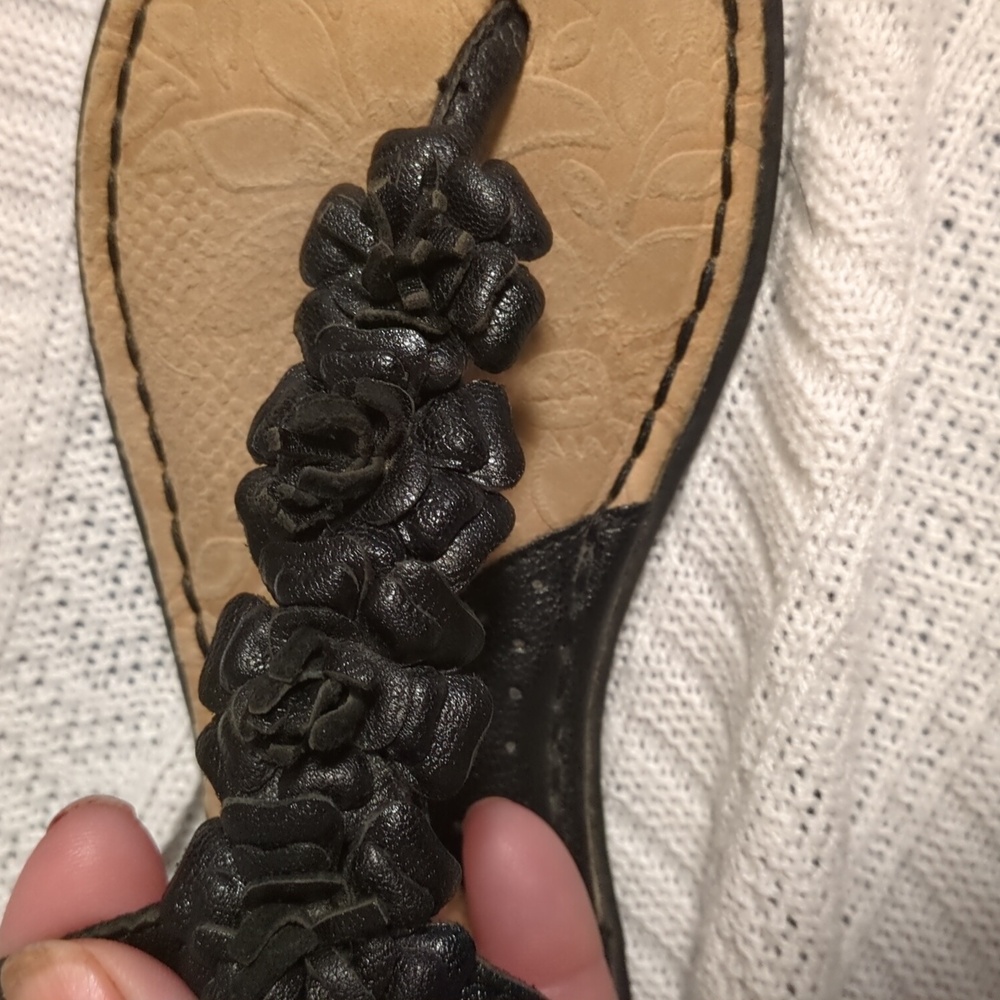 Stylish Black B.O.C. Slingback Sandals with Leather Floral Accent & Insole - EUC - Picture 4 of 12